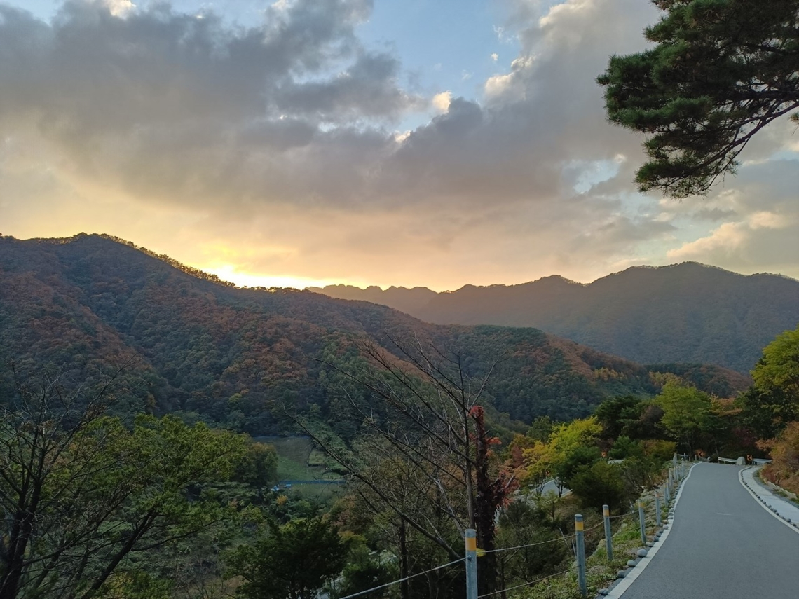 월명동 힐링코스 성령길 노을 - 대둔산의 붉은 석양이 물드는 저녁 풍경