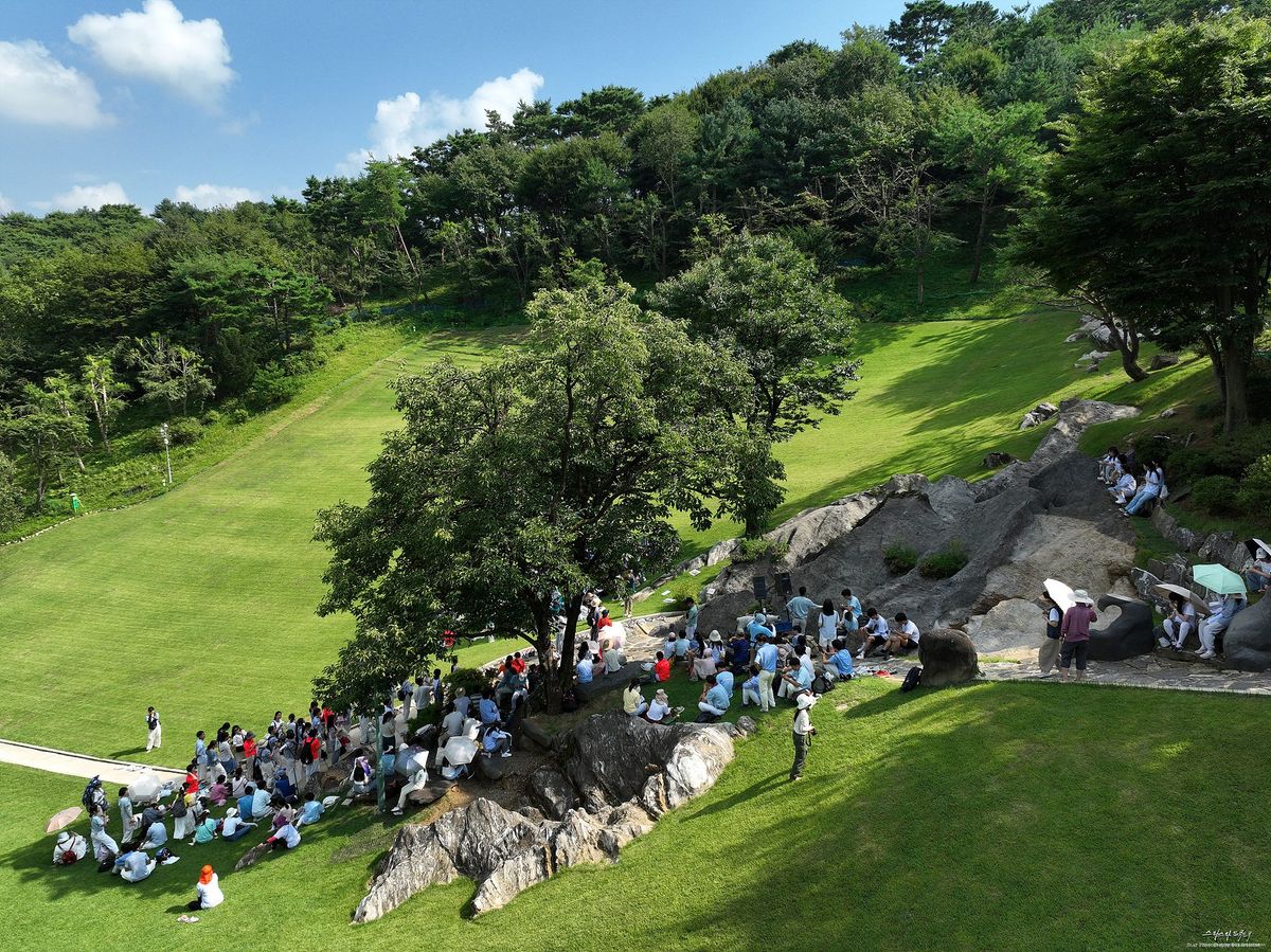 월명동 스릴코스 낙타바위 - 넓은 잔디밭 끝에서 반겨주는 낙타 형상 바위