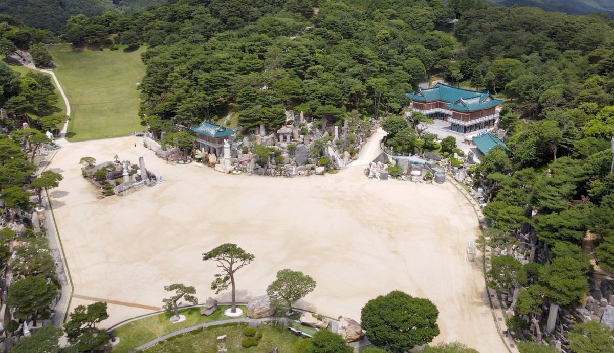 월명동 스릴코스 야심작 돌조경 - 하늘 높이 쌓인 바위 사이 500m 돌길