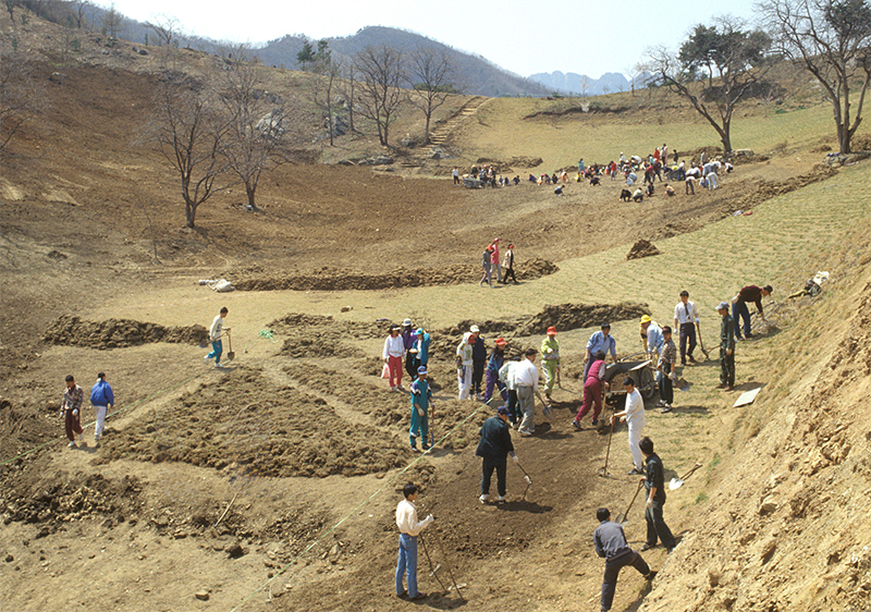 월명동 자연성전 조성 과정 중 운동장과 약수터를 건설하는 장면