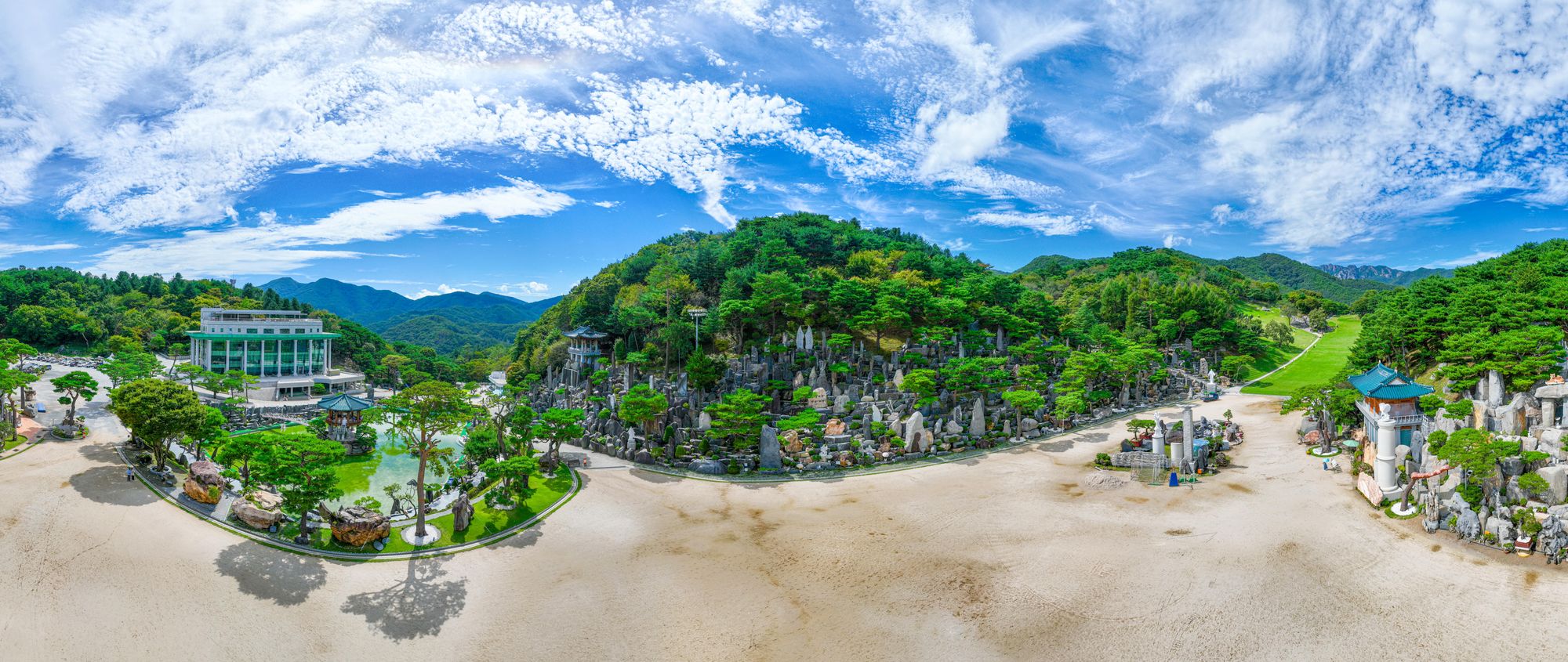 충남 금산군 진산면에 위치한 월명동 자연성전 일대의 전체 전경