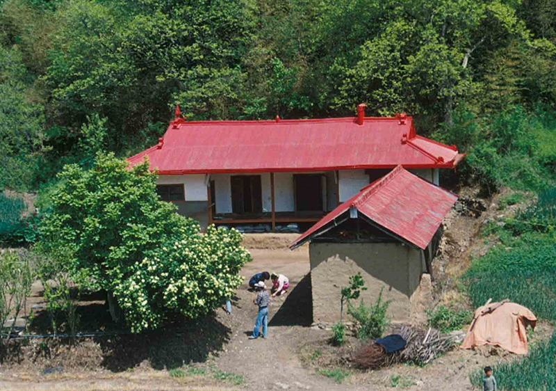 자연성전 조성 이전, 월명동에 있었던 정명석 목사 가족의 과거 함석집 모습