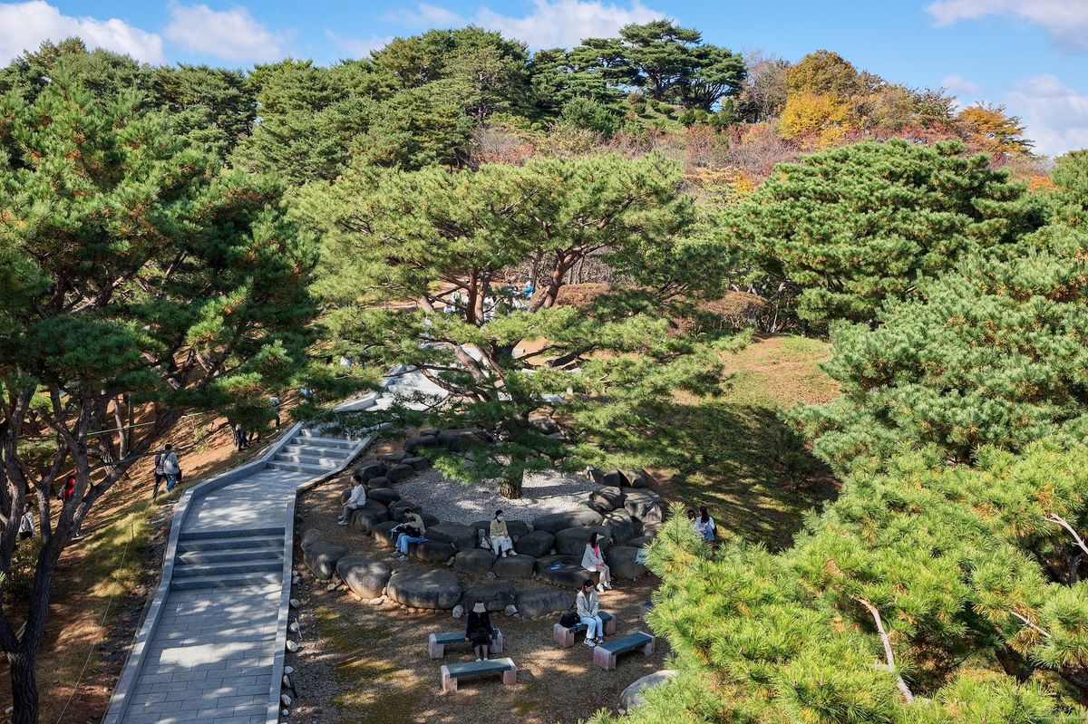 기도동산으로 이어지는 하나님의 계단 근처에서 기도하는 JMS 교인들이 보이는 월명동 자연성전 전경