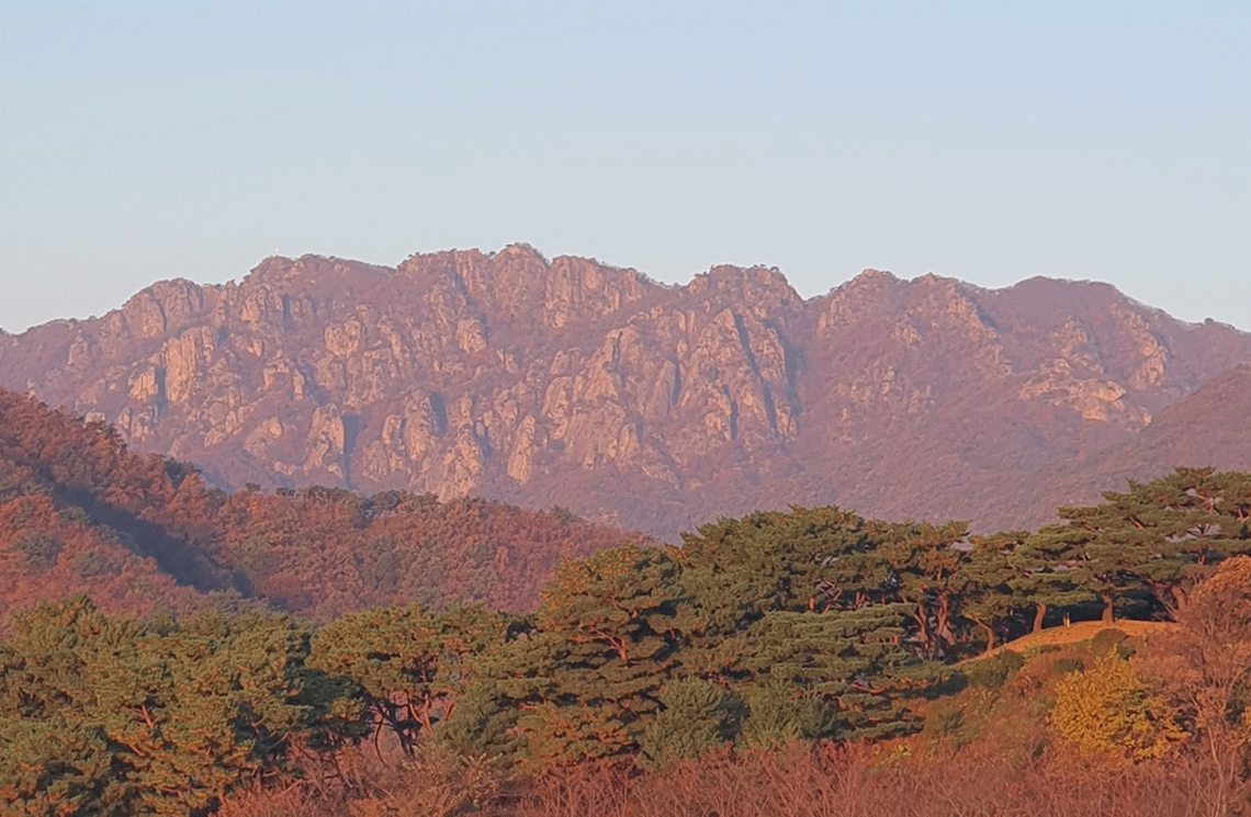 자연 지형을 따라 펼쳐진 월명동 자연성전 별봉에서 보이는 대둔산 조망