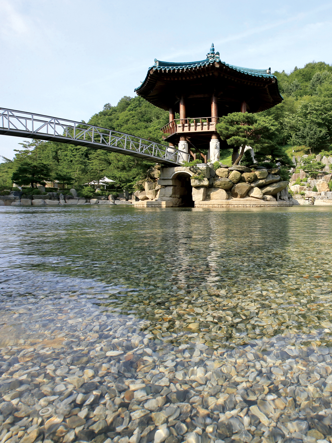 수질이 맑아 호수 바닥이 보이는 월명동 자연성전 월명호 수면