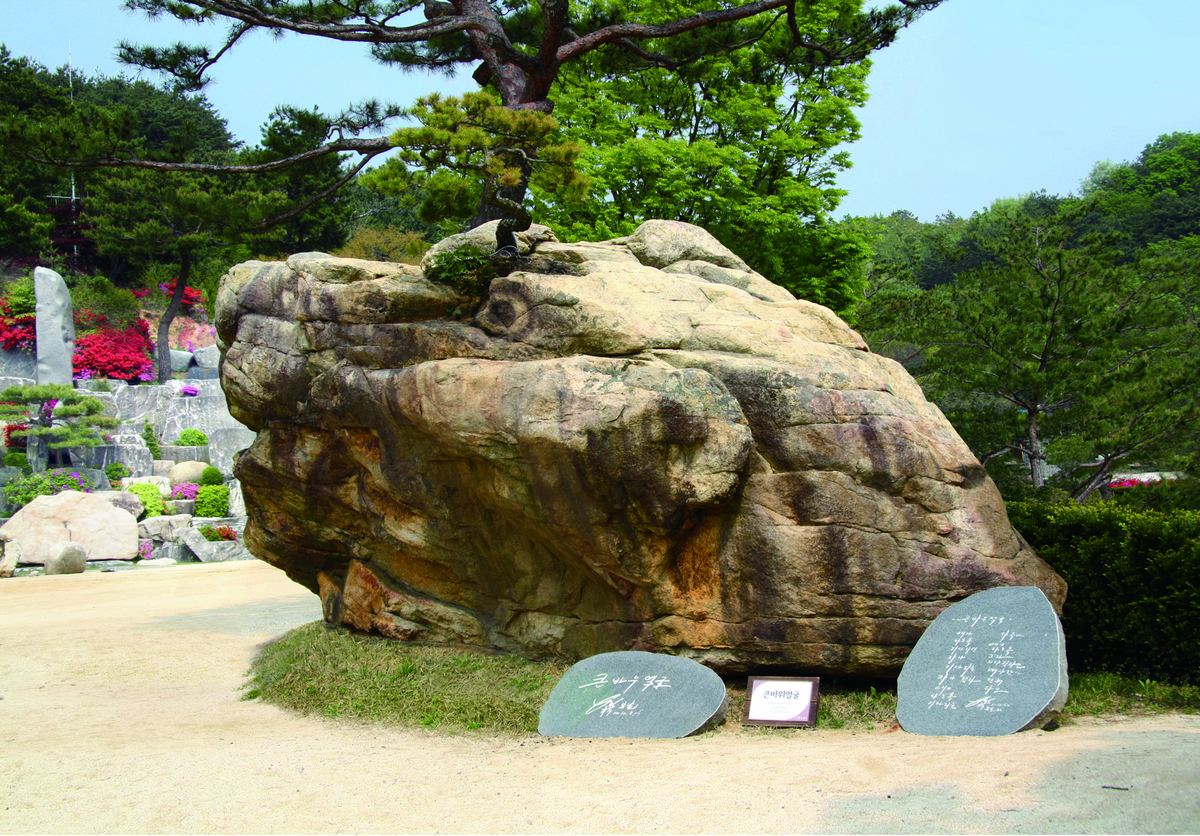 호랑이 형상도 함께 발견되는 월명동 자연성전의 큰바위얼굴 바위 전경