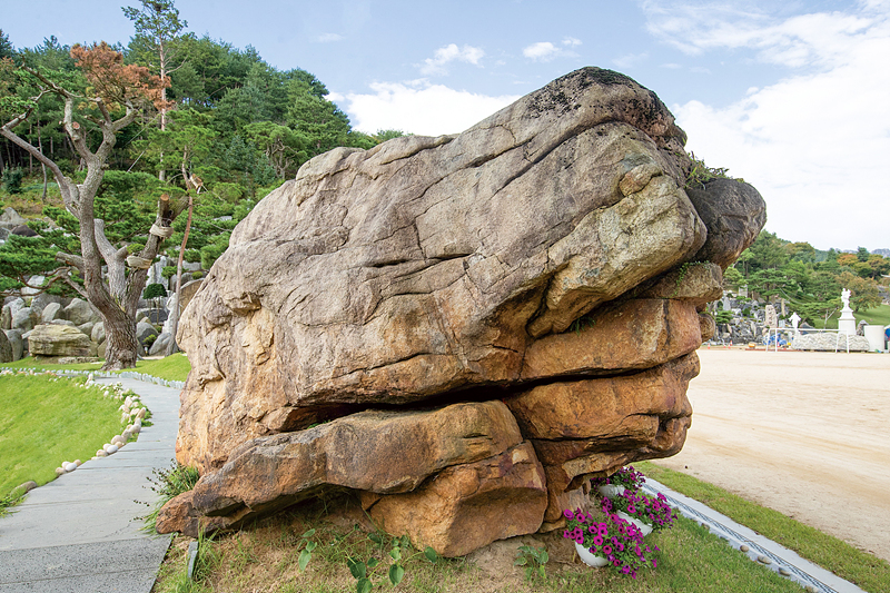 큰 바위 얼굴의 전설을 담은 월명동 자연성전의 104톤 형상석 큰바위얼굴 바위
