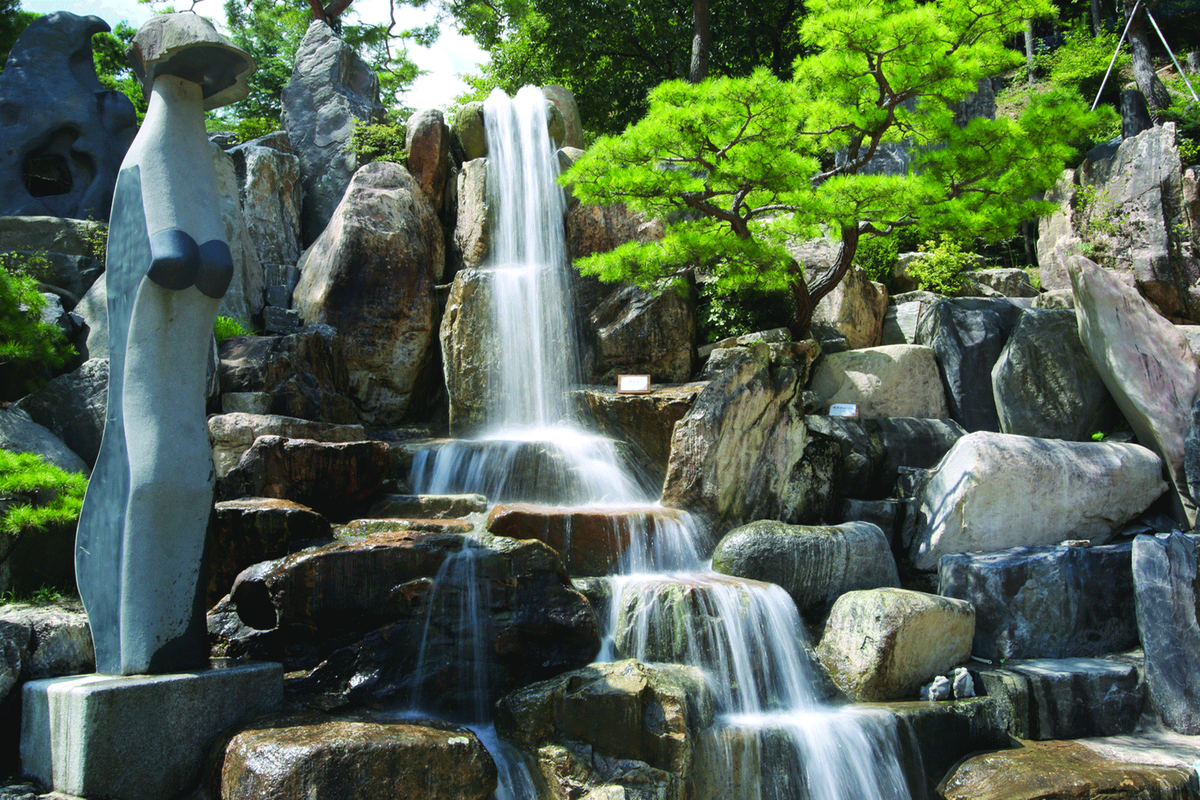 제1폭포 돌조경 - 하나님 구상대로 세운 큰 돌 4개와 소나무